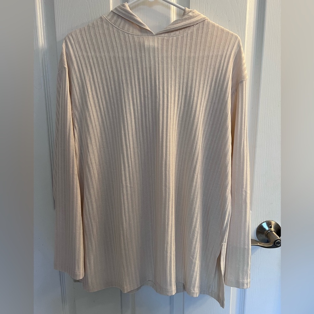 Cute, lightweight, hooded, long sleeve top in cream 🤍